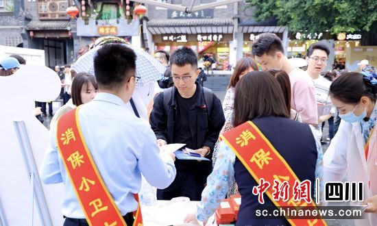 市民现场参与。民生银行成都分行 供图 市民现场参与。民生银行成都分行 供图