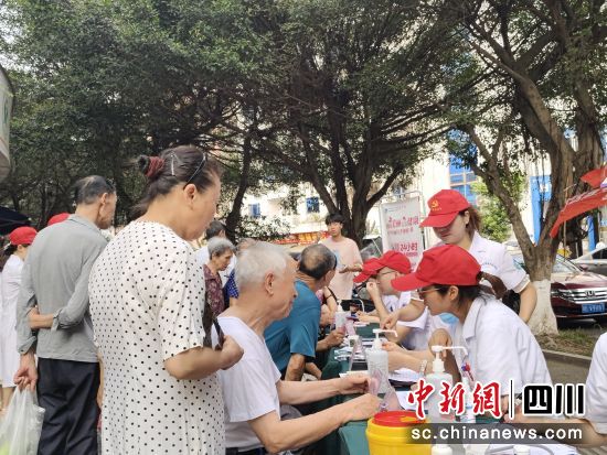 龙马潭区人民医院统战组织人士在张家祠社区开展义诊。龙马潭区委统战部供图 龙马潭区人民医院统战组织人士在张家祠社区开展义诊。龙马潭区委统战部供图