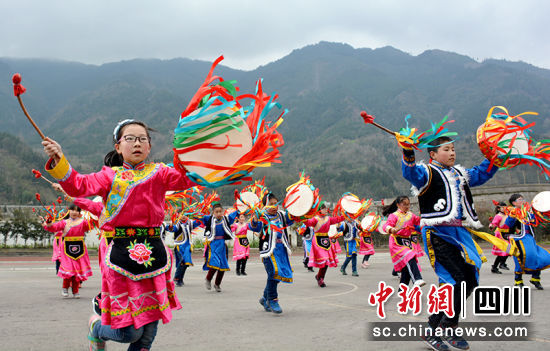 孩子们在大课间活动上跳羌族舞蹈。 绵竹市融媒体中心供图 孩子们在大课间活动上跳羌族舞蹈。 绵竹市融媒体中心供图