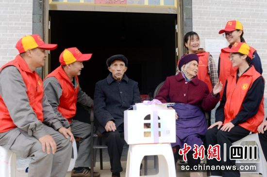 眉山供电公司志愿者走进老夫妻家看望慰问老人。李红燕摄 眉山供电公司志愿者走进老夫妻家看望慰问老人。李红燕摄