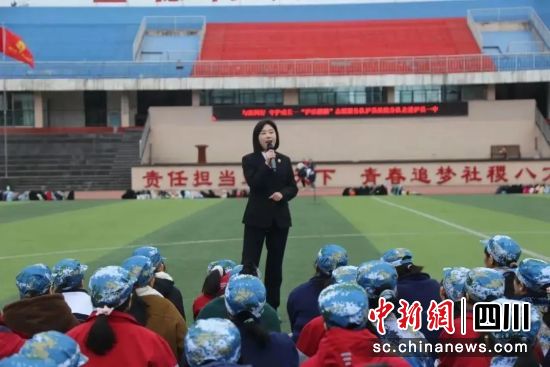 刘婷宣传普法。泸县人民法院供图 刘婷宣传普法。泸县人民法院供图