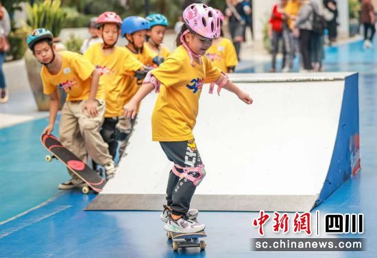 2023四川省青少年滑板训练营近日在蓉举行。 图片由成都市体育局提供 2023四川省青少年滑板训练营近日在蓉举行。 图片由成都市体育局提供