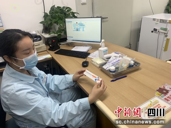 医生展示感维®带状疱疹减毒活疫苗。 医生展示感维®带状疱疹减毒活疫苗。