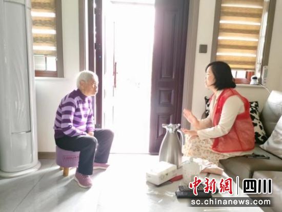 图为彭镇社工站工作人员与老人聊天。双流区彭镇 供图 图为彭镇社工站工作人员与老人聊天。双流区彭镇 供图