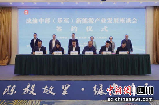 现场签约。姚阳 摄 现场签约。姚阳 摄
