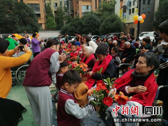 郫都区养老机构开展“童心敬老,爱在重阳”主题系列活动。郫都区融媒体中心 供图 郫都区养老机构开展“童心敬老,爱在重阳”主题系列活动。郫都区融媒体中心 供图