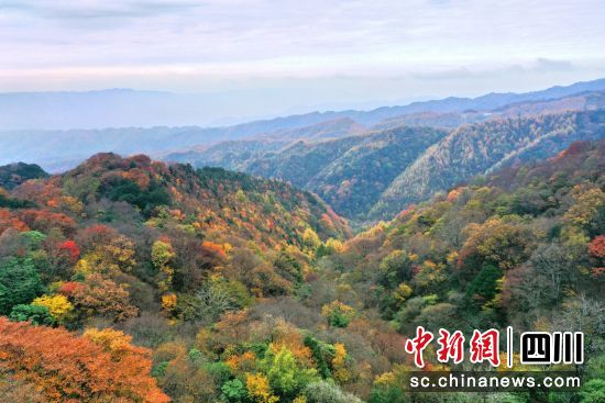 图为旺苍米仓山盐井河峡谷五彩斑斓,如巨幅天然彩色画卷。苗志勇 摄 图为旺苍米仓山盐井河峡谷五彩斑斓,如巨幅天然彩色画卷。苗志勇 摄
