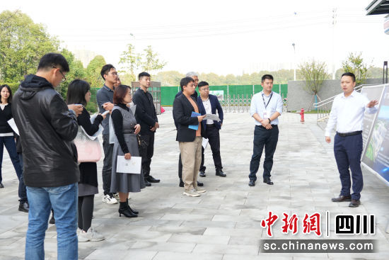 10月21日,由10家企业组成的“医美知名企业考察团”走进温江区。世界美容抗衰老大会组委会 供图 10月21日,由10家企业组成的“医美知名企业考察团”走进温江区。世界美容抗衰老大会组委会 供图