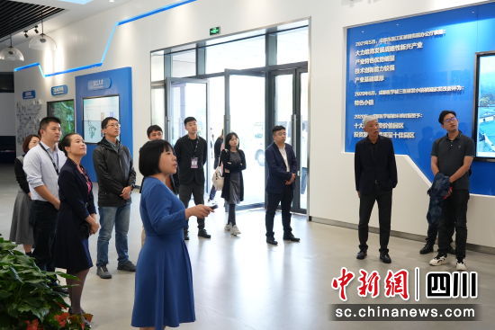 10月21日,由10家企业组成的“医美知名企业考察团”走进温江区。世界美容抗衰老大会组委会 供图 10月21日,由10家企业组成的“医美知名企业考察团”走进温江区。世界美容抗衰老大会组委会 供图