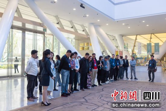 海外华文媒体代表参观成都市规划馆。邱川浩 摄 海外华文媒体代表参观成都市规划馆。邱川浩 摄