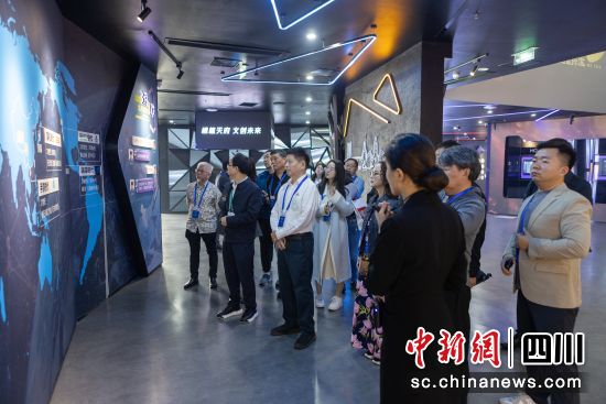 海外华文媒体代表参观瞪羚谷数字文创产业基地。邱川浩 摄 海外华文媒体代表参观瞪羚谷数字文创产业基地。邱川浩 摄