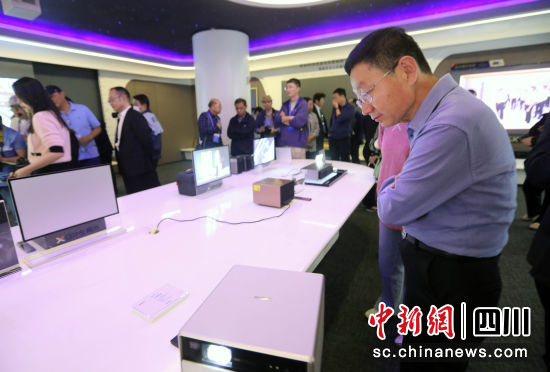 华文媒体代表参观企业。王磊 摄 华文媒体代表参观企业。王磊 摄