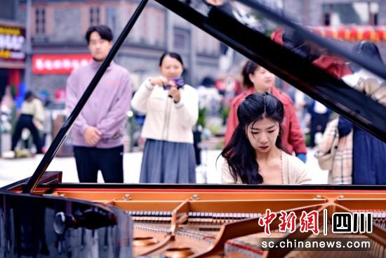 第十三届中国音乐金钟奖钢琴组第一名孙麒麟在成都川剧艺术中心为市民演出。 图片由金钟奖组委会提供 第十三届中国音乐金钟奖钢琴组第一名孙麒麟在成都川剧艺术中心为市民演出。 图片由金钟奖组委会提供