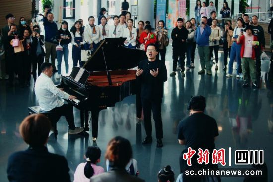 在天府人文艺术图书馆,歌唱家石倚洁奉献精彩快闪演出。 图片由金钟奖组委会提供 在天府人文艺术图书馆,歌唱家石倚洁奉献精彩快闪演出。 图片由金钟奖组委会提供