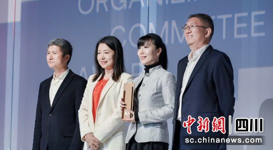 10月26日,颁奖嘉宾李存东、李鸿谷在成都与获奖项目代表合影。三联供图 10月26日,颁奖嘉宾李存东、李鸿谷在成都与获奖项目代表合影。三联供图