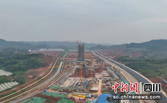 南充临江新区西充片区智慧产业园区配套设施建设项目施工现场。廖桂华 摄 南充临江新区西充片区智慧产业园区配套设施建设项目施工现场。廖桂华 摄