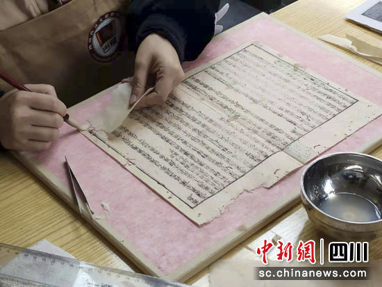 古籍修复中。 简阳融媒 供图 古籍修复中。 简阳融媒 供图