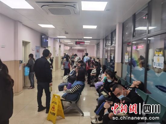 图为肺炎支原体感染就诊高峰下的成都市妇女儿童中心医院。成都市妇女儿童中心医院 供图 图为肺炎支原体感染就诊高峰下的成都市妇女儿童中心医院。成都市妇女儿童中心医院 供图