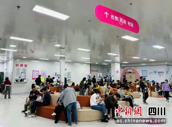 图为成都市妇女儿童中心医院发热门诊夜间接诊。成都市妇女儿童中心医院 供图 图为成都市妇女儿童中心医院发热门诊夜间接诊。成都市妇女儿童中心医院 供图