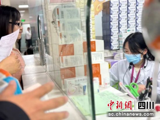 图为成都市妇女儿童中心医院急诊药房。成都市妇女儿童中心医院 供图 图为成都市妇女儿童中心医院急诊药房。成都市妇女儿童中心医院 供图