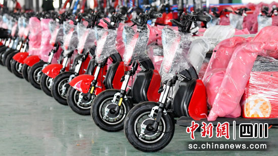 南充市蓬安县工业园区拍摄的南充市锐虎电动车制造有限公司生产车间的新能源电动车。彭圣洲摄 南充市蓬安县工业园区拍摄的南充市锐虎电动车制造有限公司生产车间的新能源电动车。彭圣洲摄