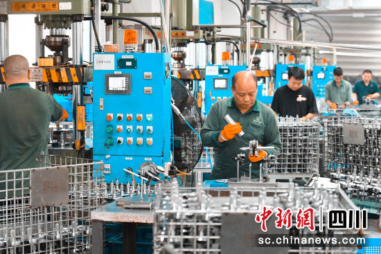 南充市蓬安县河舒工业园区的南充隆固机械工业有限公司生产车间,工人正在赶订单。彭圣洲摄 南充市蓬安县河舒工业园区的南充隆固机械工业有限公司生产车间,工人正在赶订单。彭圣洲摄