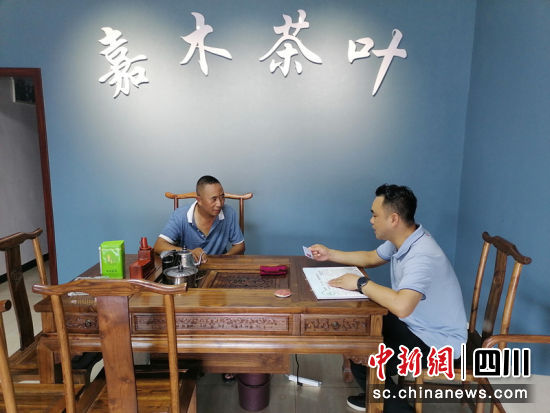 筠连县纪检干部为联系企业送达监督名片。王兰 摄 筠连县纪检干部为联系企业送达监督名片。王兰 摄
