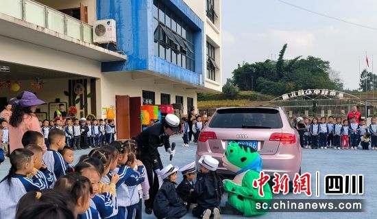 活动现场。沿滩交警 供图 活动现场。沿滩交警 供图