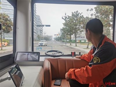 无人驾驶巴士遇到红灯自动停车等待 无人驾驶巴士遇到红灯自动停车等待