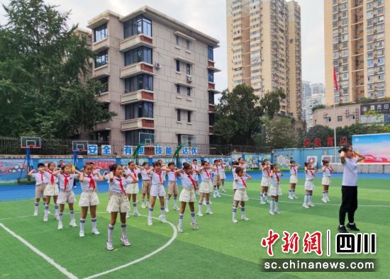锦官驿小学学生正在做“护脊操。成都市未成年人保护工作领导小组办公室供图 锦官驿小学学生正在做“护脊操。成都市未成年人保护工作领导小组办公室供图