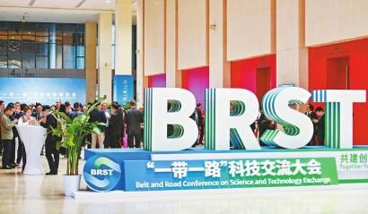 11月6日,首届“一带一路”科技交流大会在重庆开幕。图为参会嘉宾在会场外热烈交流。 四川日报全媒体记者 何海洋 摄 11月6日,首届“一带一路”科技交流大会在重庆开幕。图为参会嘉宾在会场外热烈交流。 四川日报全媒体记者 何海洋 摄