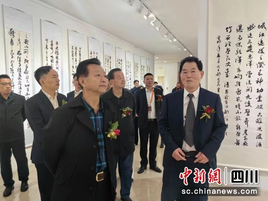 参观“秦风书韵——李平逊书法艺术成都展”。 参观“秦风书韵——李平逊书法艺术成都展”。
