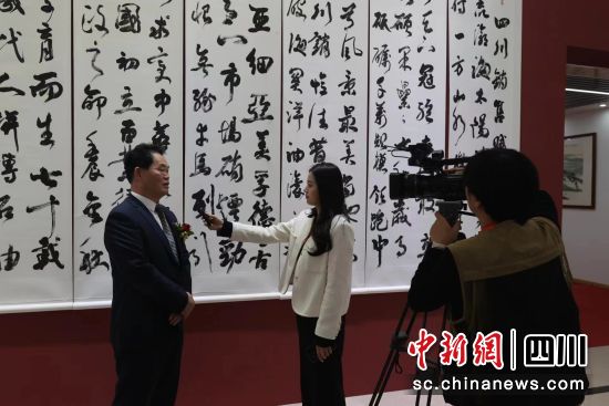 李平逊接受媒体采访。 李平逊接受媒体采访。