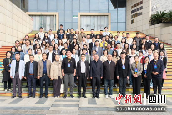 与会专家、学者合影留念 与会专家、学者合影留念