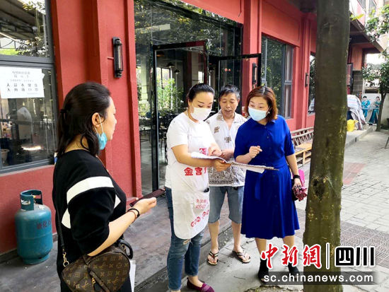 棚花村村组干部、议事会成员等深入实地了解情况。 绵竹市融媒体中心供图 棚花村村组干部、议事会成员等深入实地了解情况。 绵竹市融媒体中心供图
