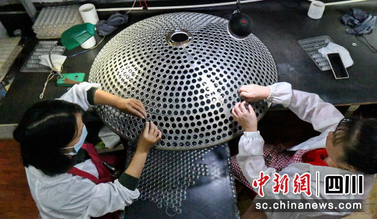 村民忙碌在生产岗位,熟练地进行望远镜生产。樊俊 摄 村民忙碌在生产岗位,熟练地进行望远镜生产。樊俊 摄