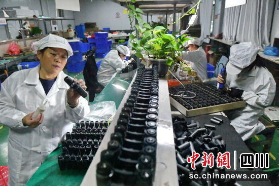 村民忙碌在生产岗位,熟练地进行望远镜生产。樊俊 摄 村民忙碌在生产岗位,熟练地进行望远镜生产。樊俊 摄