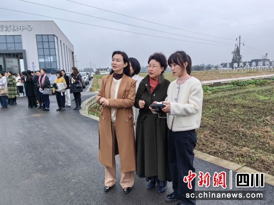 王伶俐正向相关领导演示无人机播种。杜成 摄 王伶俐正向相关领导演示无人机播种。杜成 摄