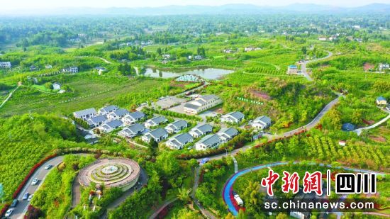 农旅融合发展的渌井镇兴云村。杨汉国 摄 农旅融合发展的渌井镇兴云村。杨汉国 摄