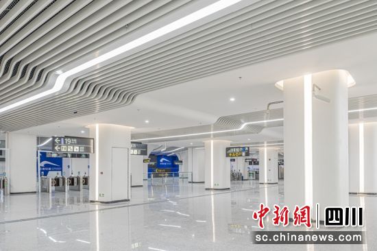 成都双流机场2航站楼东站大气舒朗的车站中,流线型的顶部特别引人注目。成都轨道集团供图 成都双流机场2航站楼东站大气舒朗的车站中,流线型的顶部特别引人注目。成都轨道集团供图