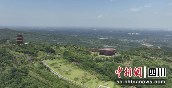 从龙泉山城市森林公园“城市之眼”眺望成都东翼。 但悦平 摄 从龙泉山城市森林公园“城市之眼”眺望成都东翼。 但悦平 摄