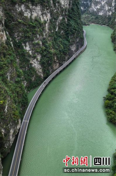 大渡河风景道(乐山段)水上公路美景。(胡钦 摄) 大渡河风景道(乐山段)水上公路美景。(胡钦 摄)