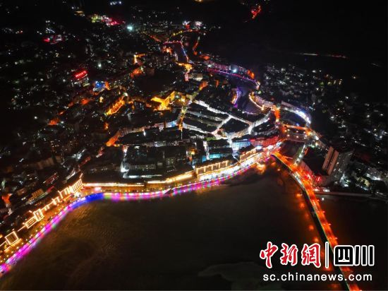 坐落于大渡河岸的峨边彝族自治县县城夜景。(胡钦 摄) 坐落于大渡河岸的峨边彝族自治县县城夜景。(胡钦 摄)