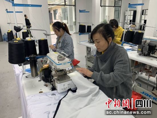 制衣车间。 什邡市洛水镇渔江社区供图 制衣车间。 什邡市洛水镇渔江社区供图