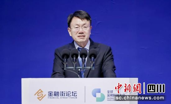 新网银行副行长李秀生发表主题演讲。新网银行供图 新网银行副行长李秀生发表主题演讲。新网银行供图