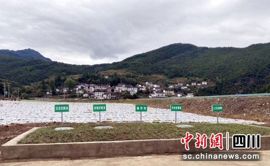 羊木镇户用小三格化粪池+集中大三格化粪池+污水处理池+人工湿地+资源化利用管网。 邱莉萍 摄 羊木镇户用小三格化粪池+集中大三格化粪池+污水处理池+人工湿地+资源化利用管网。 邱莉萍 摄