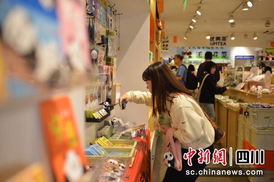 游客正在用手机记录喜欢商品。陈静 摄 游客正在用手机记录喜欢商品。陈静 摄