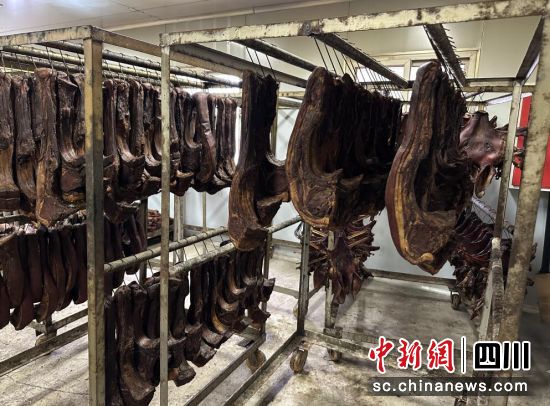 玲琅满目的腊肉。 玲琅满目的腊肉。
