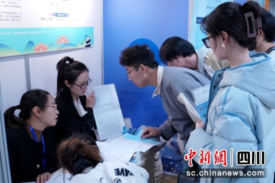 招聘活动吸引了不少大学生现场咨询。洪雅融媒供图 招聘活动吸引了不少大学生现场咨询。洪雅融媒供图