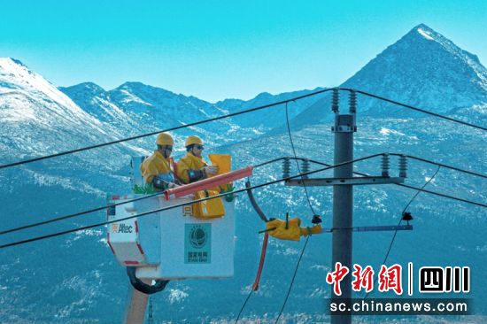 理塘10千伏配网不停电检修作业现场。曹颀 摄 理塘10千伏配网不停电检修作业现场。曹颀 摄